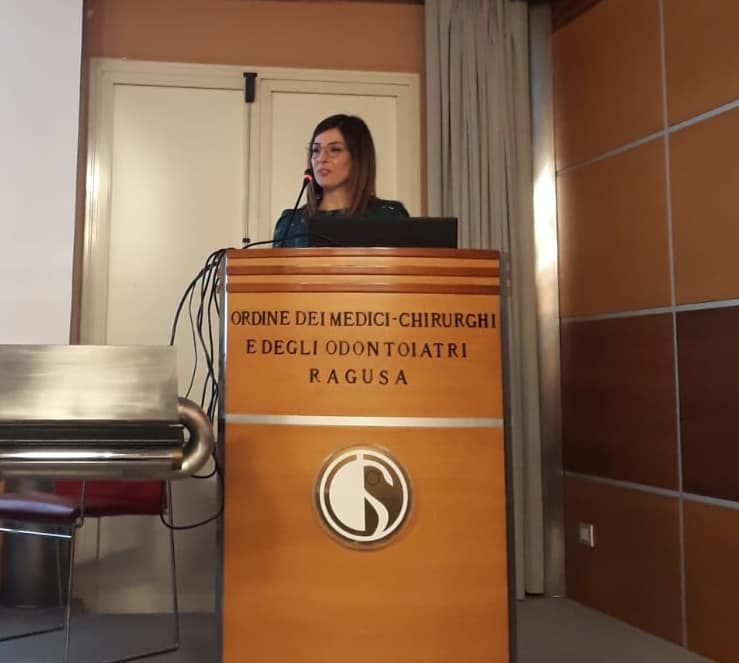 La Dott.ssa Daniela Spadaro, psicologa presso l'UOC Neurogia del Guzzardi di Vittoria, durante il suo intervento al Convegno presso l'Ordine dei medici di Ragusa