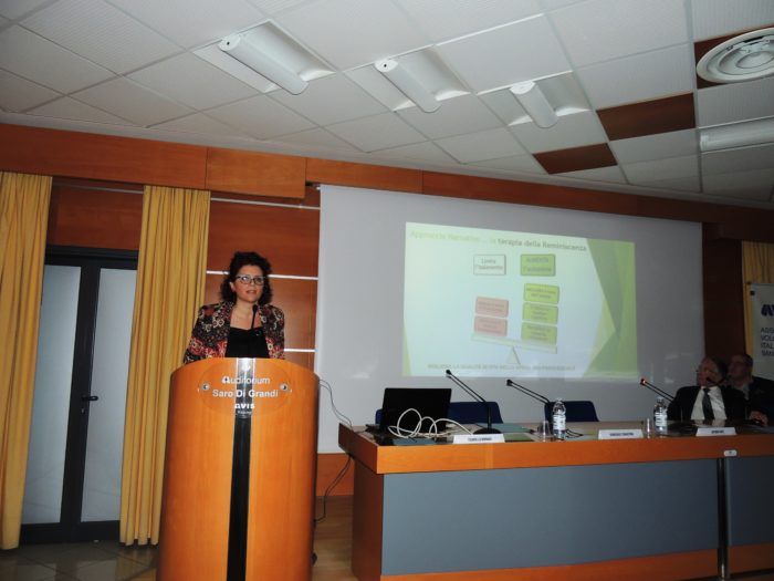 Un momento dell’esposizione di Tiziana Lo Monaco, Tecnico della Riabilitazione Psichiatrica – Centro Diurno Alzheimer Ragusa